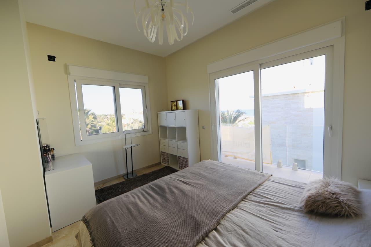 Vrijstaande Villa met 5 slaapkamers in La Zenia - 23