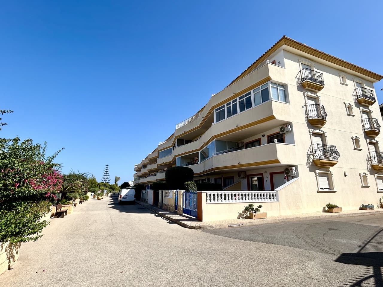 2 bed Middle Floor Apartment in Villamartin - 30