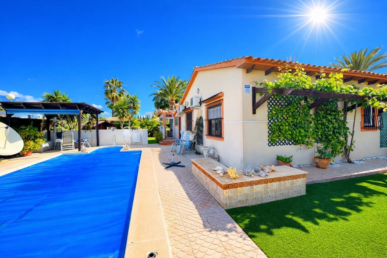 Villa - Chalet de 3 dormitorios en Cabo Roig - 1