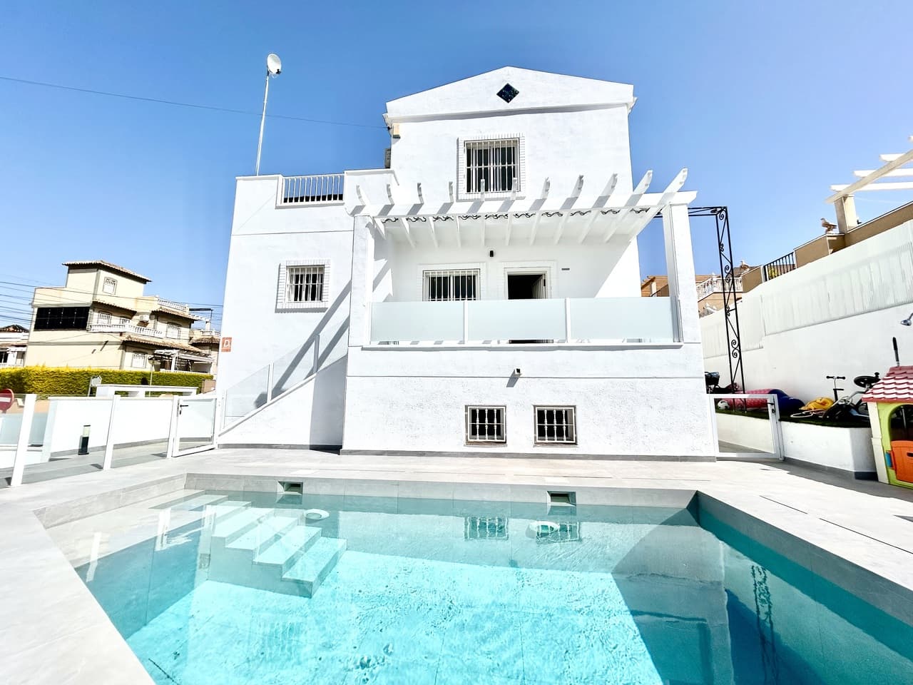 Villa - Chalet de 5 dormitorios en Villamartin - 1