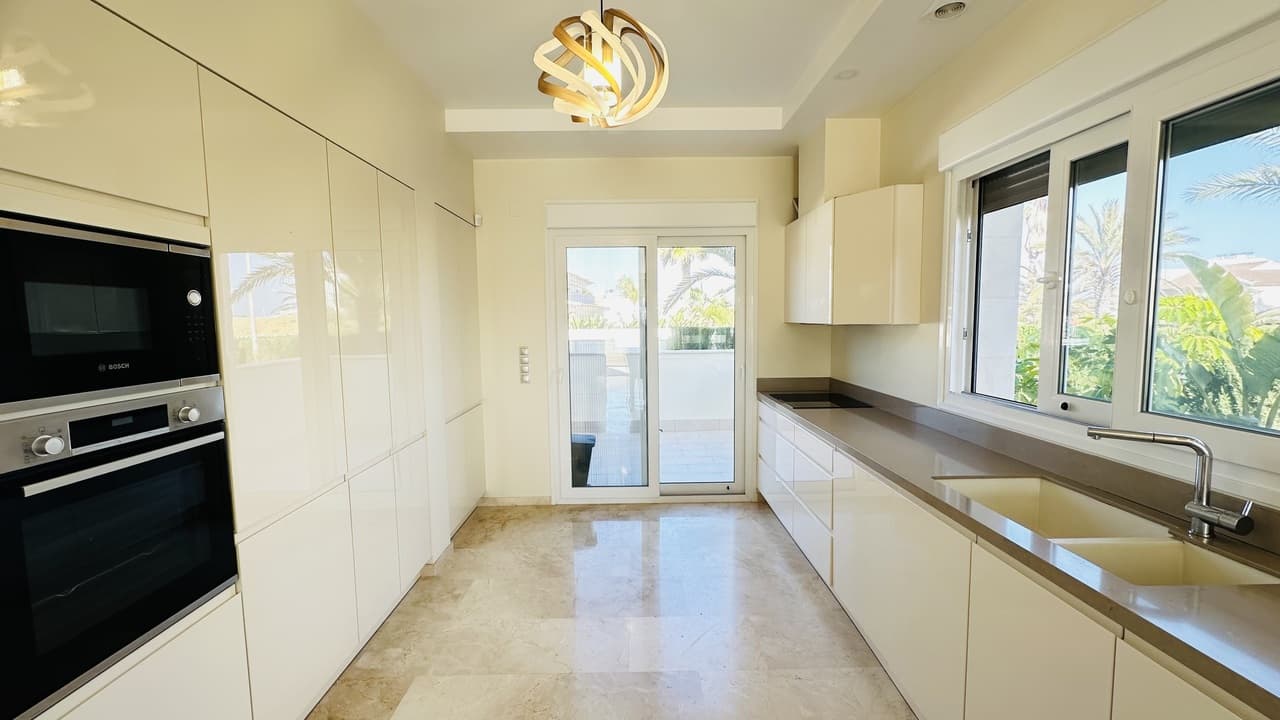 Vrijstaande Villa met 5 slaapkamers in La Zenia - 17