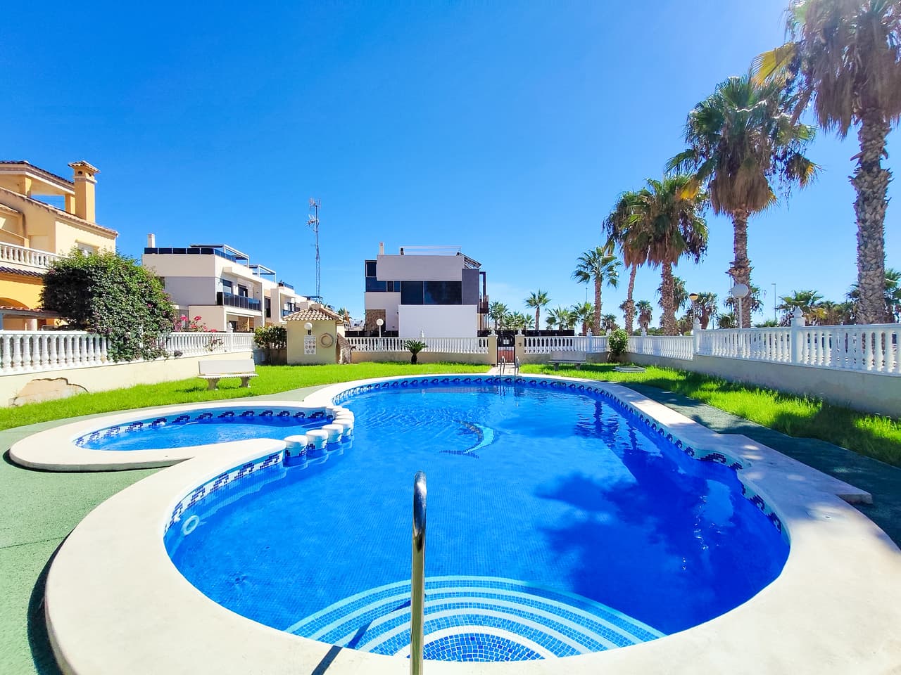 Apartamento Planta Media de 2 dormitorios en Cabo Roig - 32