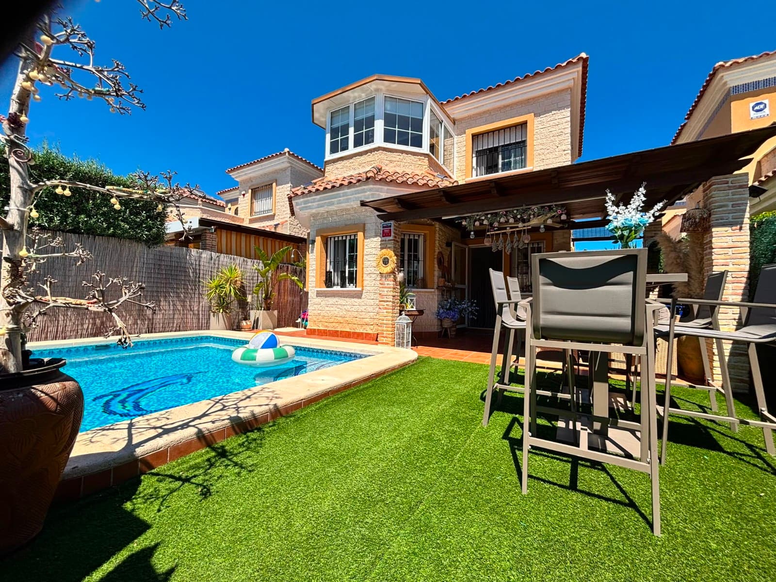 Villa - Chalet de 2 dormitorios en Urbanización El Raso - 1