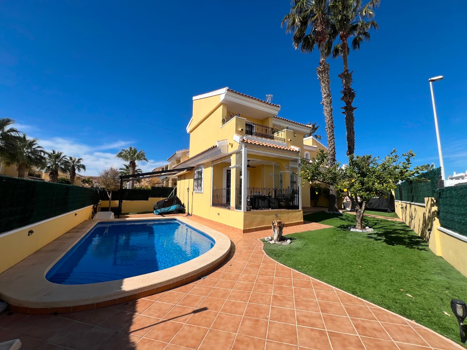 Villa - Chalet de 3 dormitorios en Orihuela Costa - 1