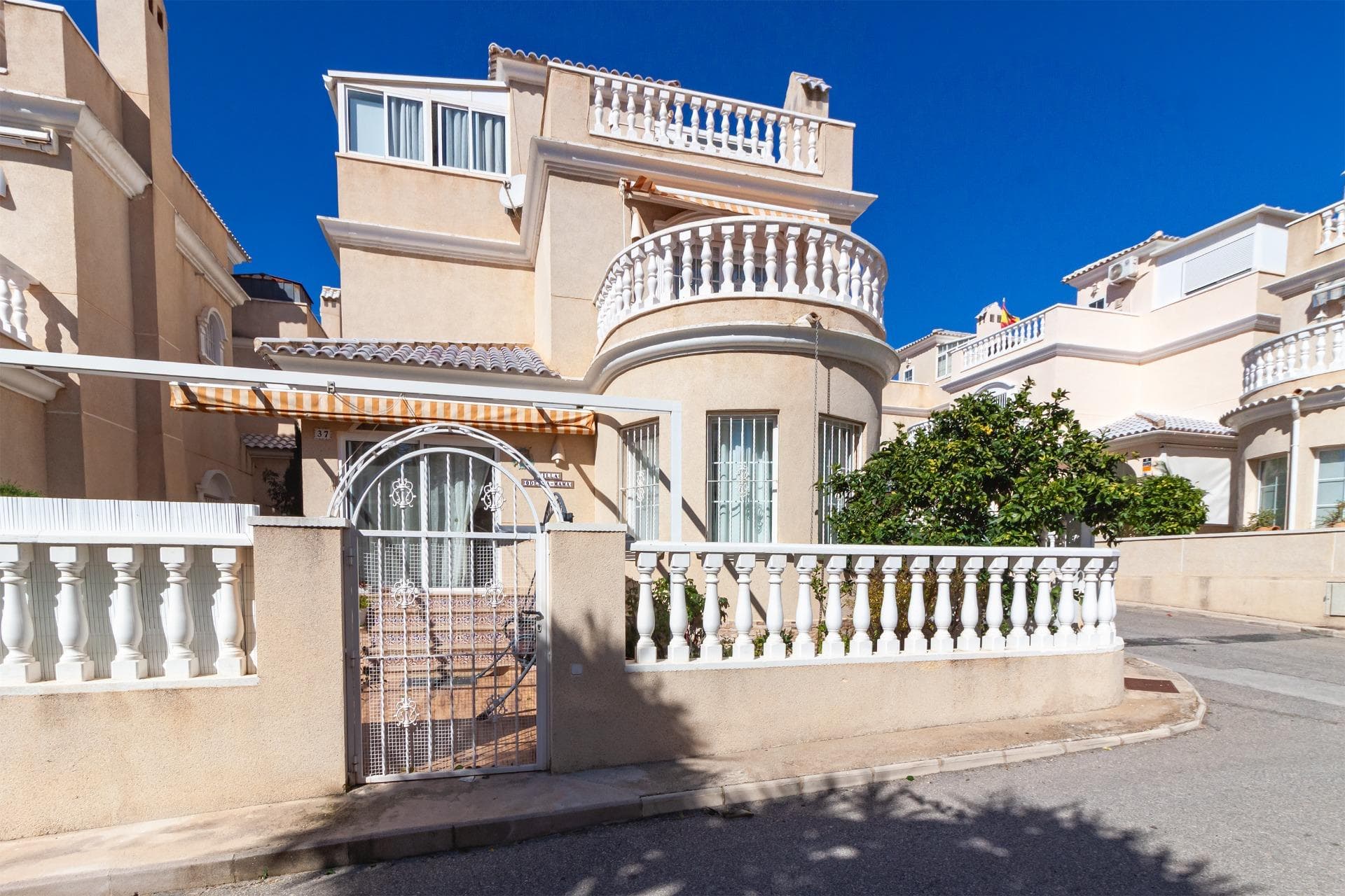 Villa - Chalet de 4 dormitorios en Orihuela Costa - 1