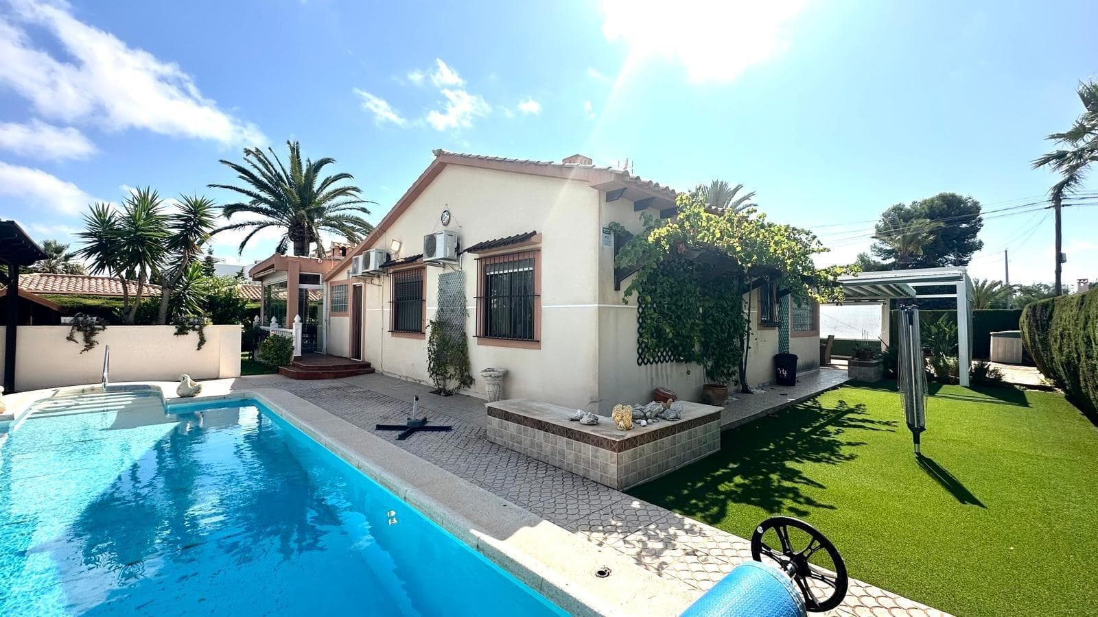 Villa - Chalet de 3 dormitorios en Cabo Roig - 1