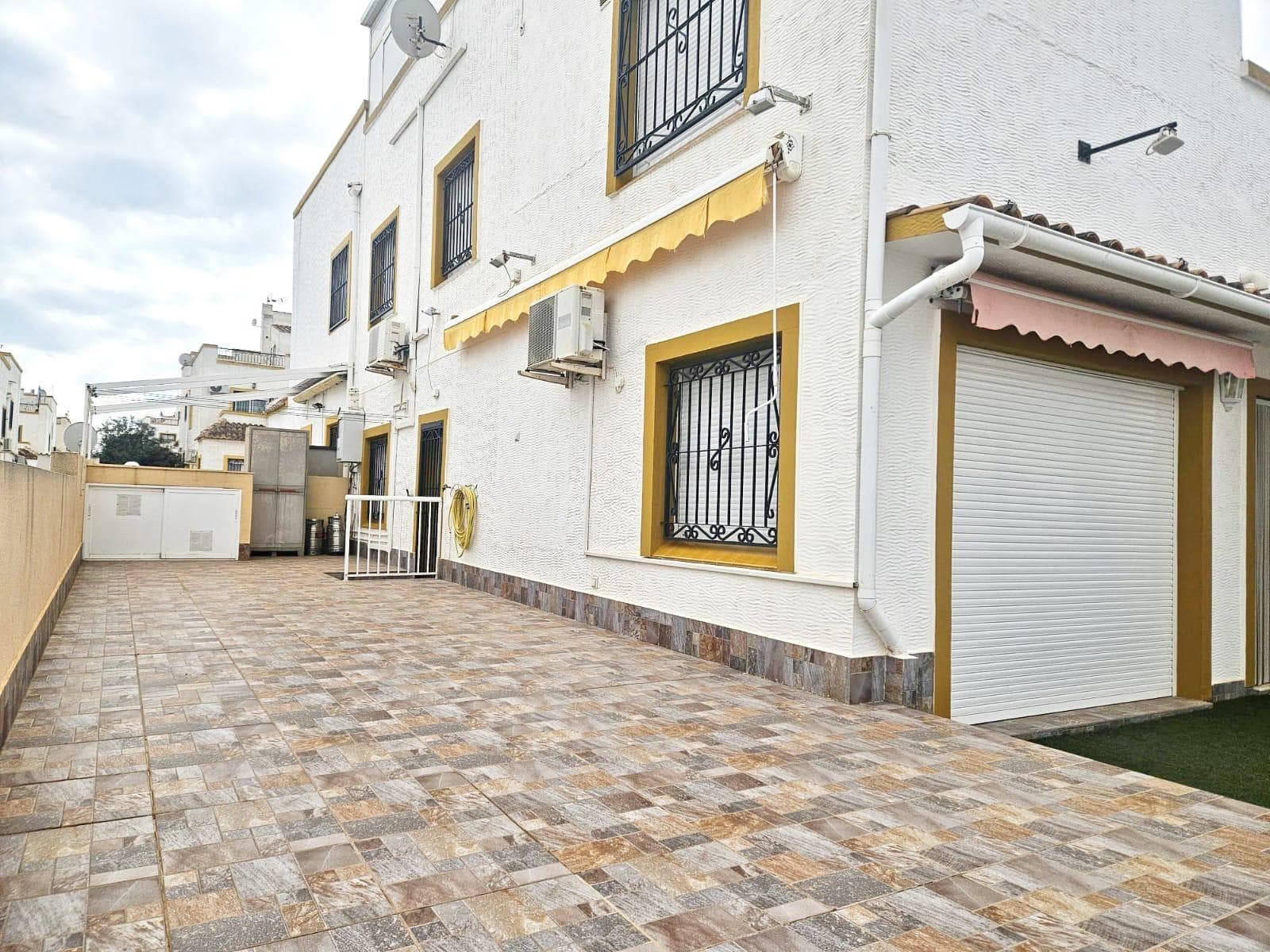 Adosada de 6 dormitorios en Orihuela Costa - 3