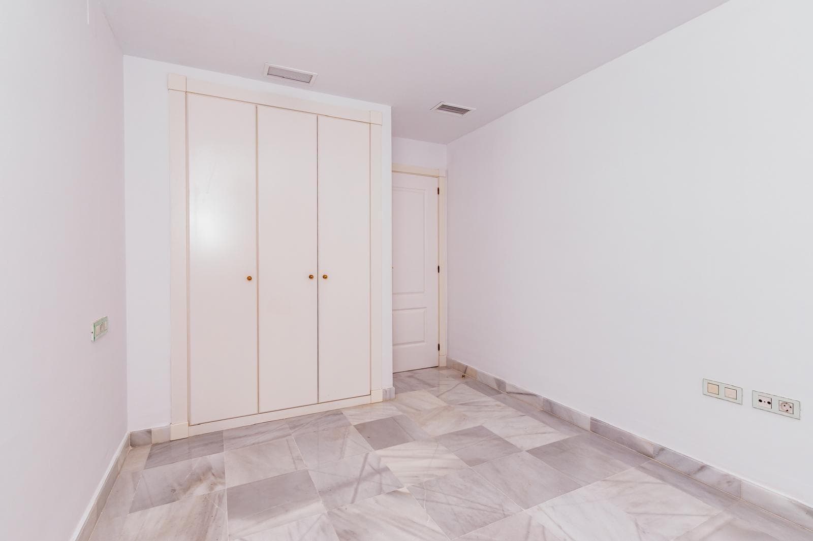 Tussenverdieping Appartement met 4 slaapkamers in Estepona - 12
