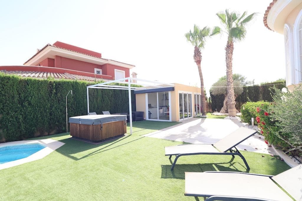 Villa - Chalet de 5 dormitorios en Ciudad Quesada - 4