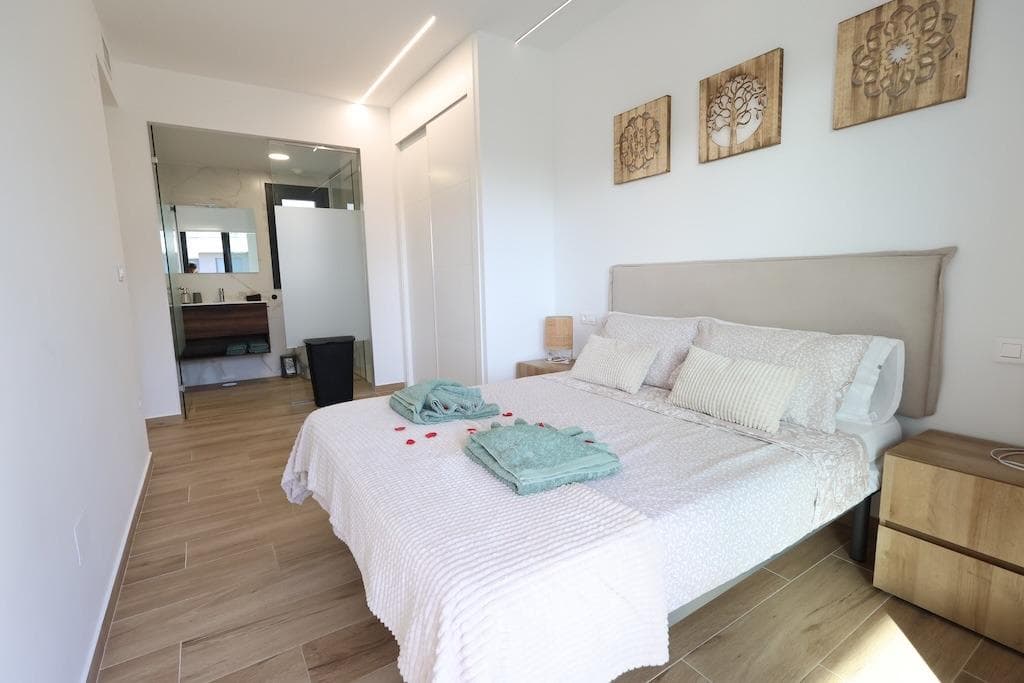 2 bed Middle Floor Apartment in Orihuela Costa - 11