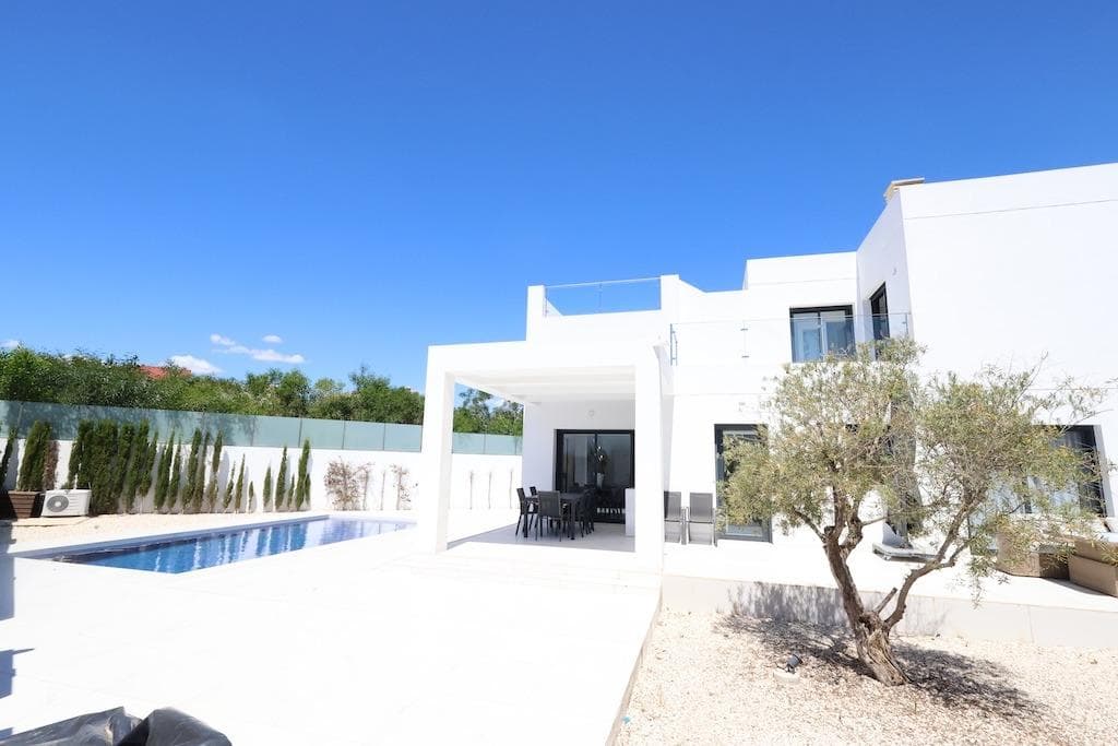 3 bed Detached Villa in Rojales - 2