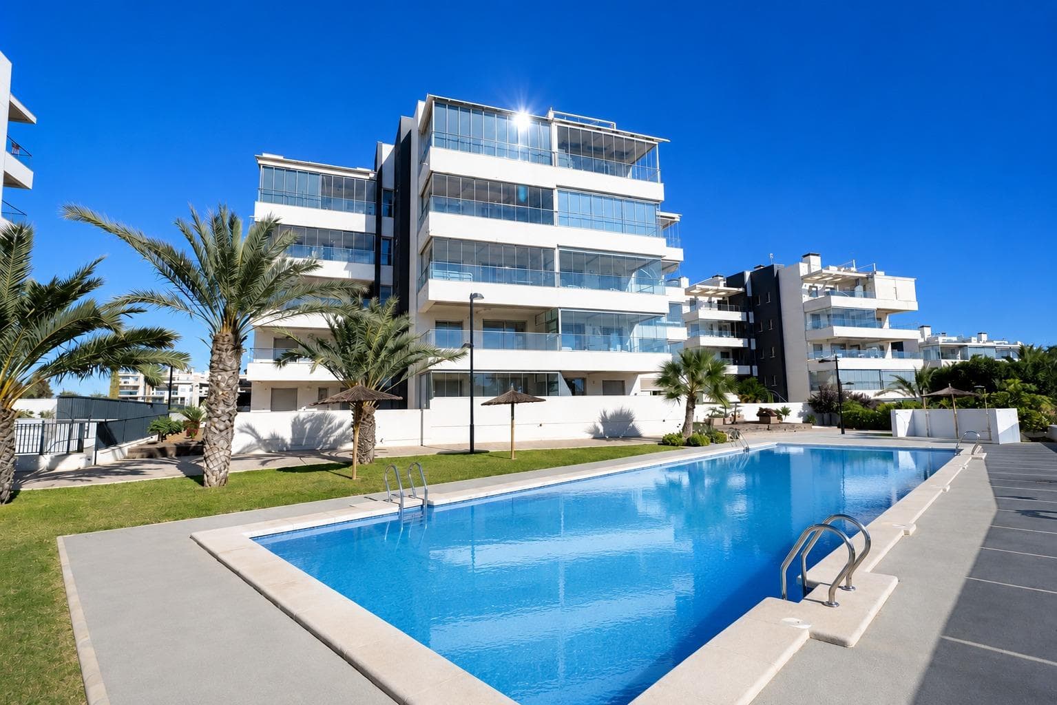 Apartamento Planta Media de 3 dormitorios en Orihuela Costa - 1