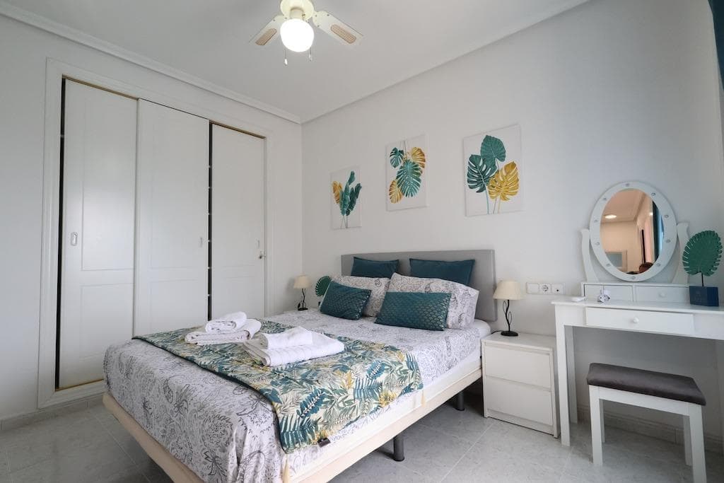 2 bed Middle Floor Apartment in Orihuela Costa