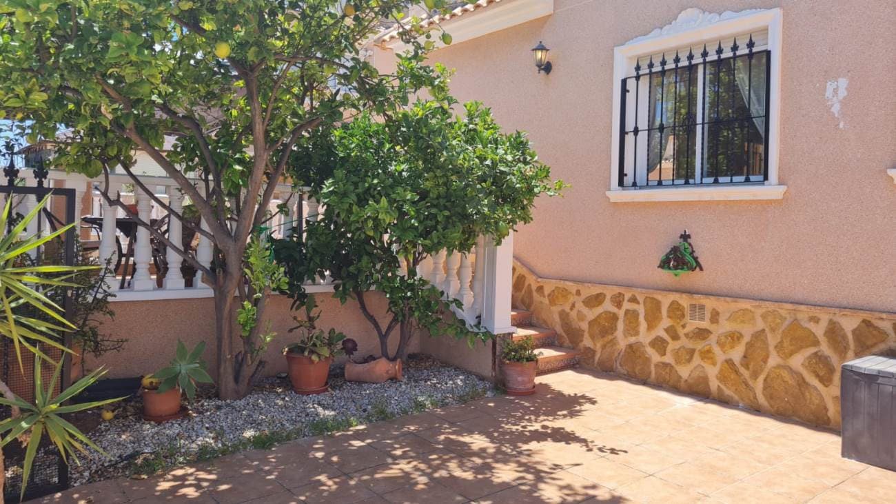 3 bed Detached Villa in Villamartin - 3