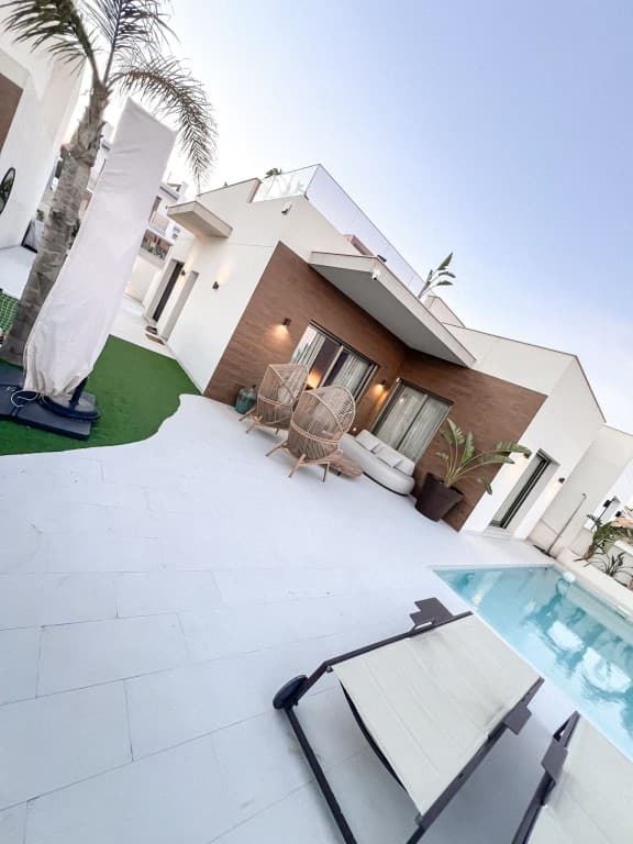 Villa - Chalet de 4 dormitorios en San Miguel de Salinas - 1