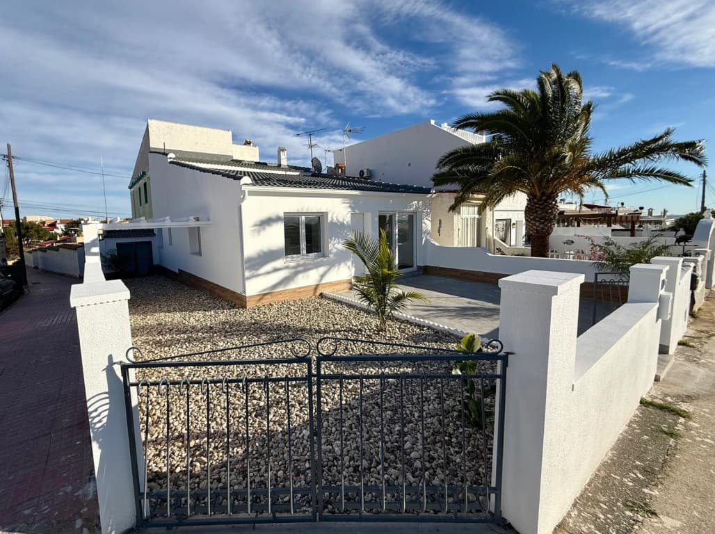 Semi-Vrijstaande Villa met 3 slaapkamers in Ciudad Quesada - 1