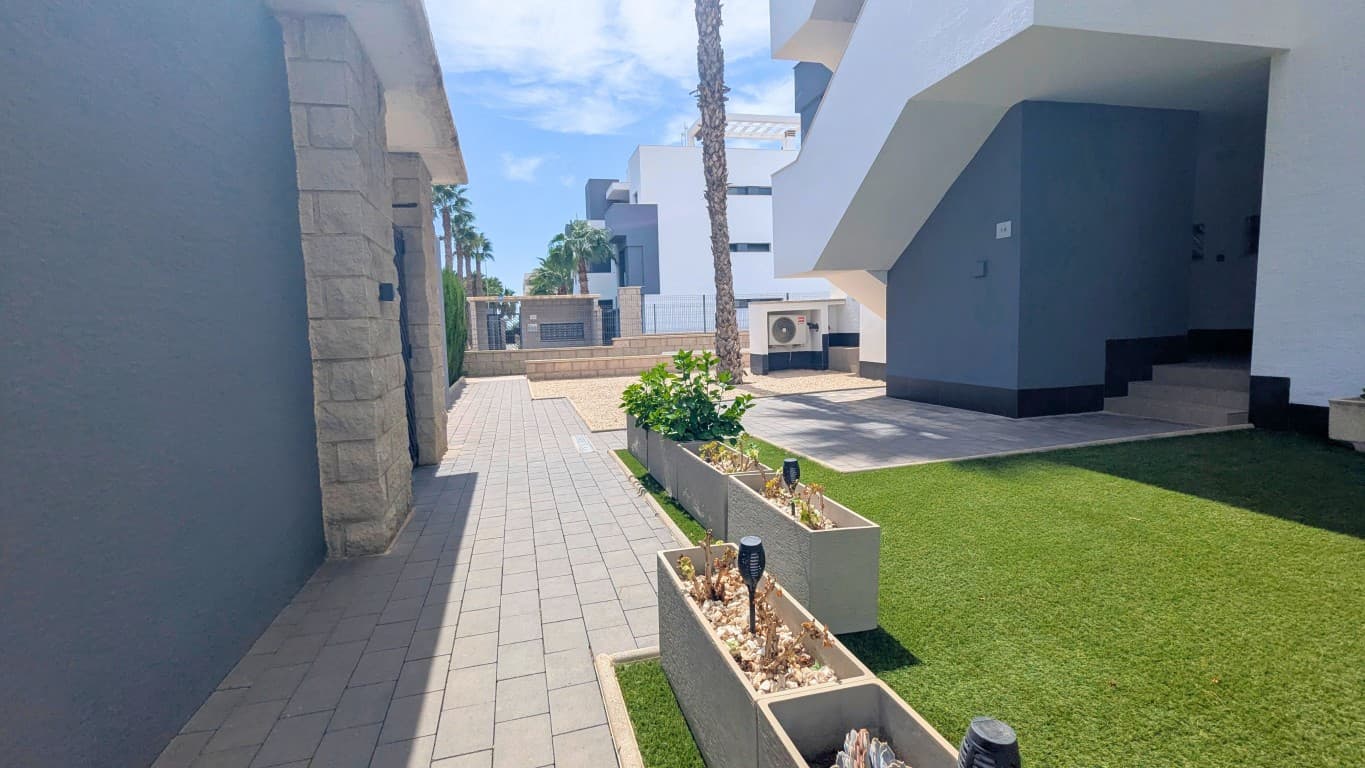 Ático de 3 dormitorios en Urbanización El Raso - 32