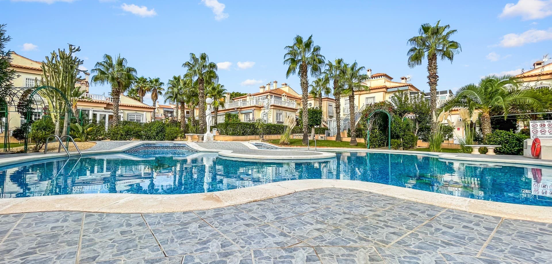 2 bed Middle Floor Apartment in Orihuela Costa - 2