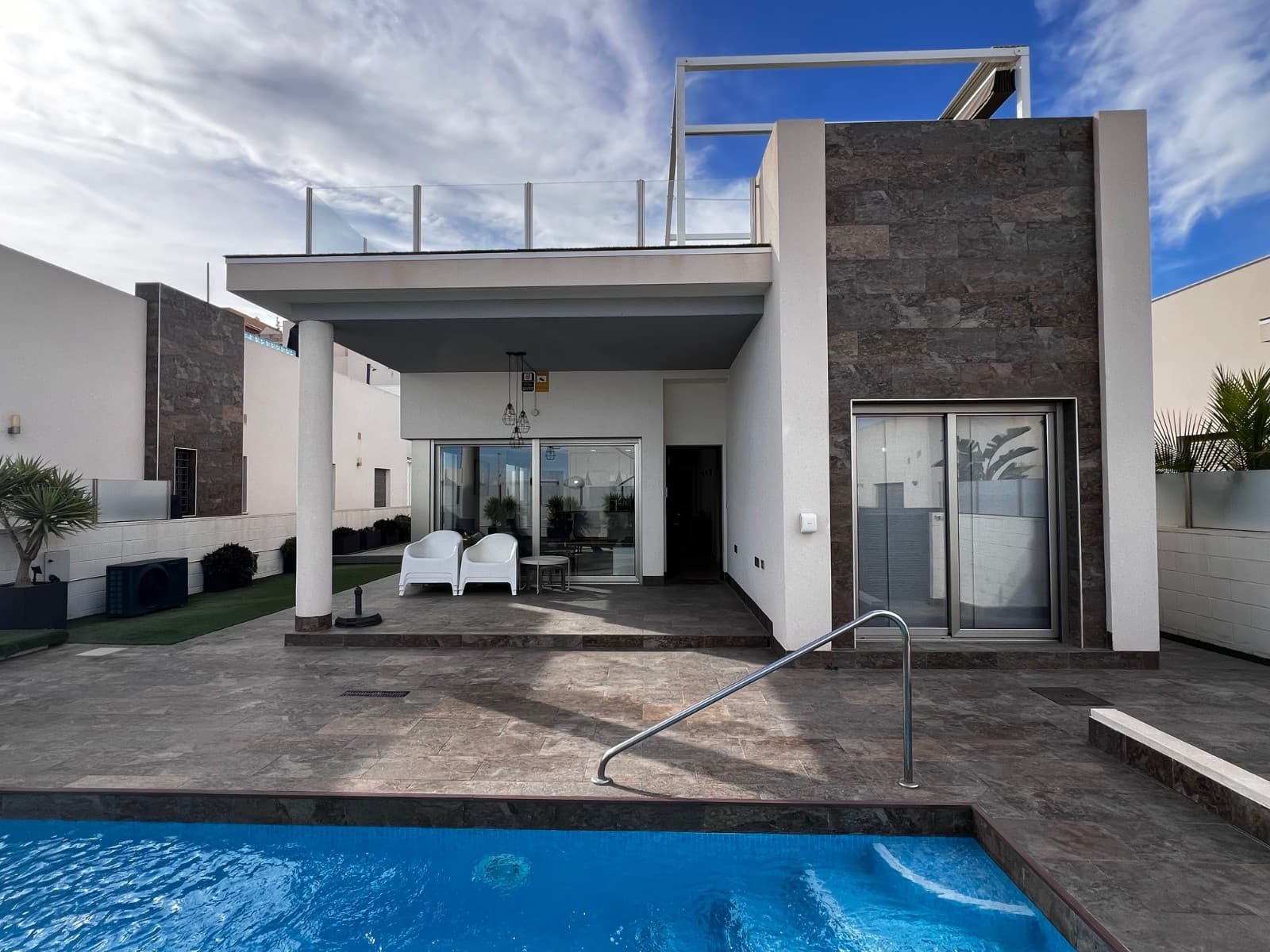Villa - Chalet de 3 dormitorios en Orihuela Costa - 1