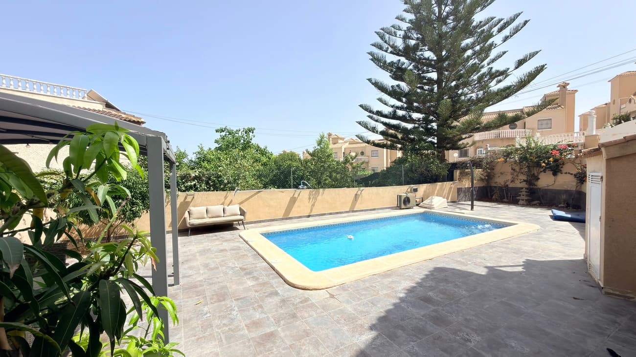 Vrijstaande Villa met 3 slaapkamers in Orihuela Costa - 47