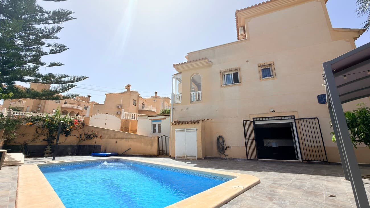 Vrijstaande Villa met 3 slaapkamers in Orihuela Costa - 48