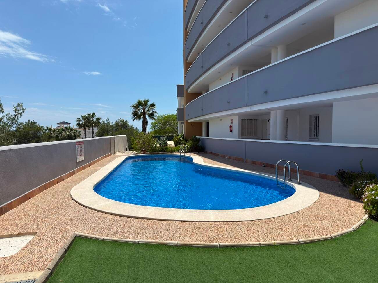 2 bed Middle Floor Apartment in Villamartin