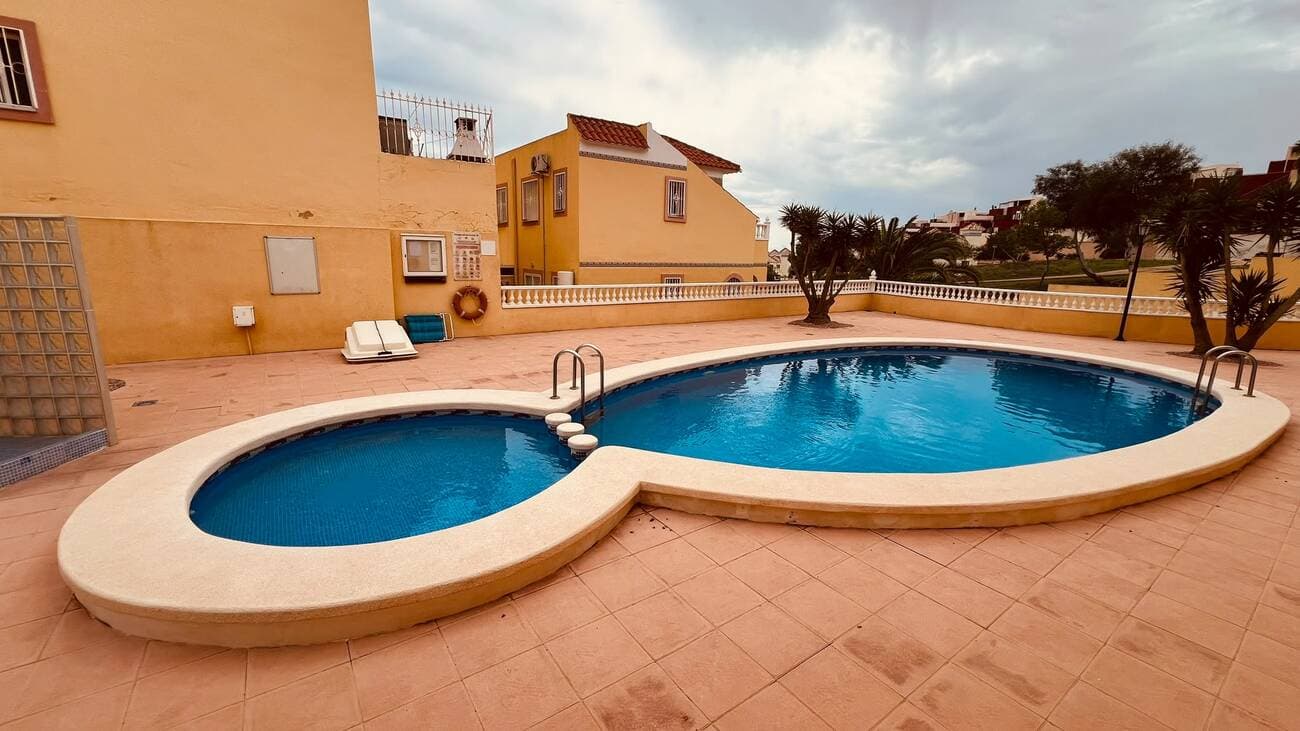Apartamento Planta Media de 3 dormitorios en Villamartin - 37