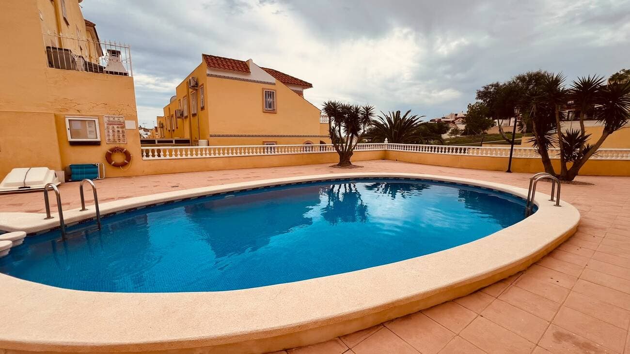 Apartamento Planta Media de 3 dormitorios en Villamartin - 38