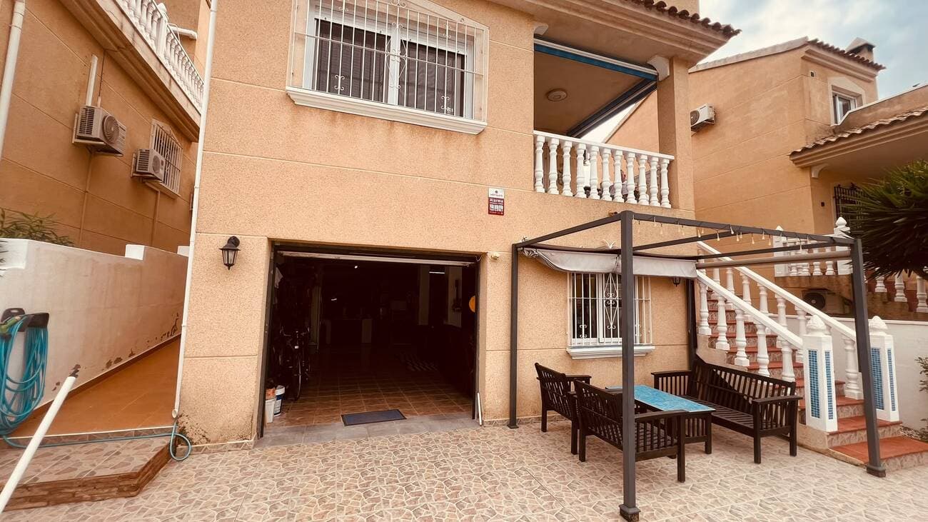 Vrijstaande Villa met 3 slaapkamers in Villamartin - 2