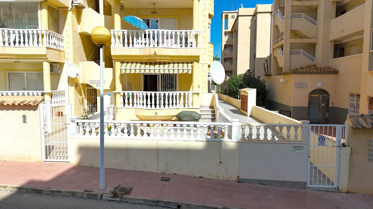 Adosada de 3 dormitorios en Guardamar del Segura - 2