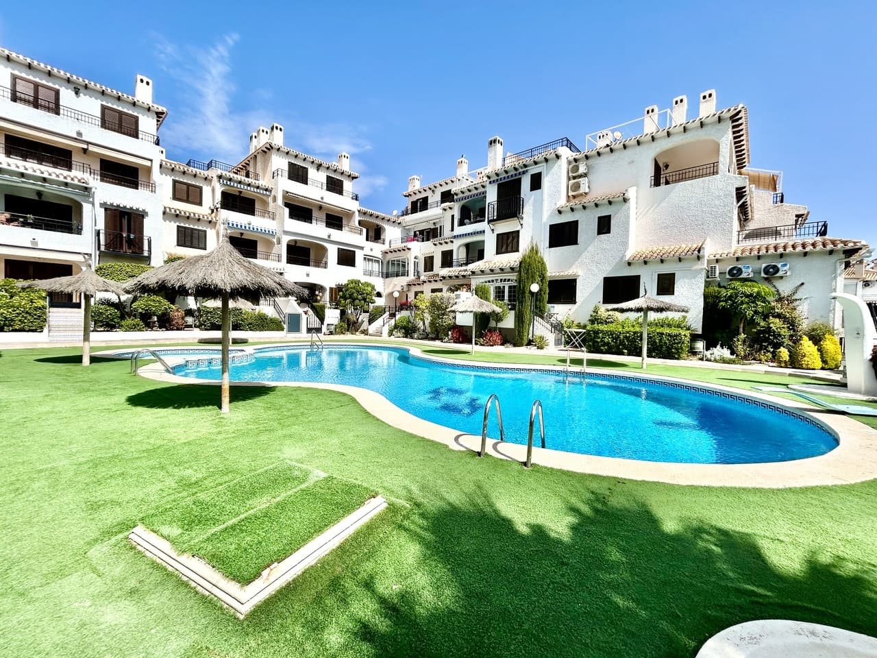 Tussenverdieping Appartement met 2 slaapkamers in Cabo Roig - 1