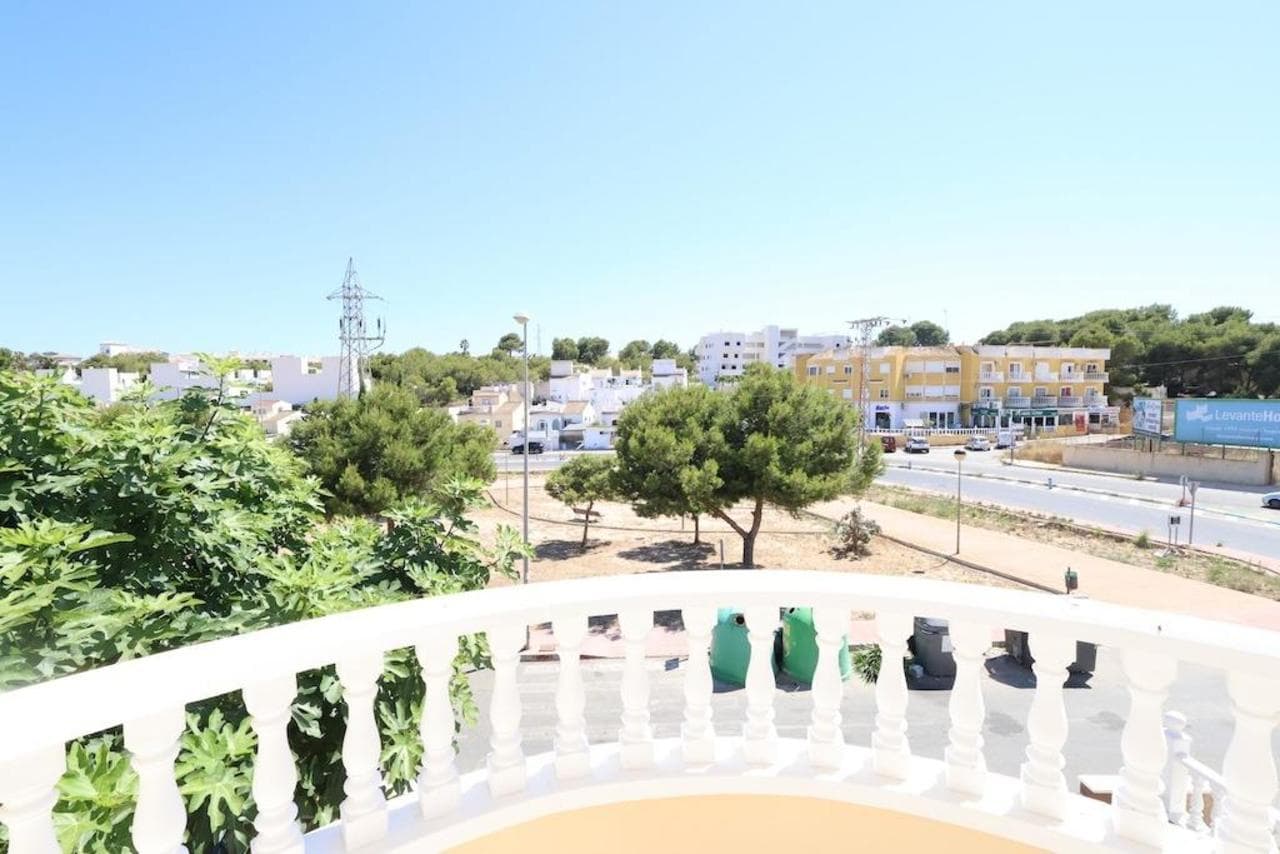3 bed Detached Villa in Villamartin - 15