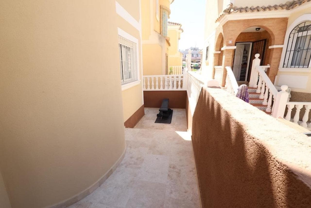 3 bed Detached Villa in Villamartin - 16