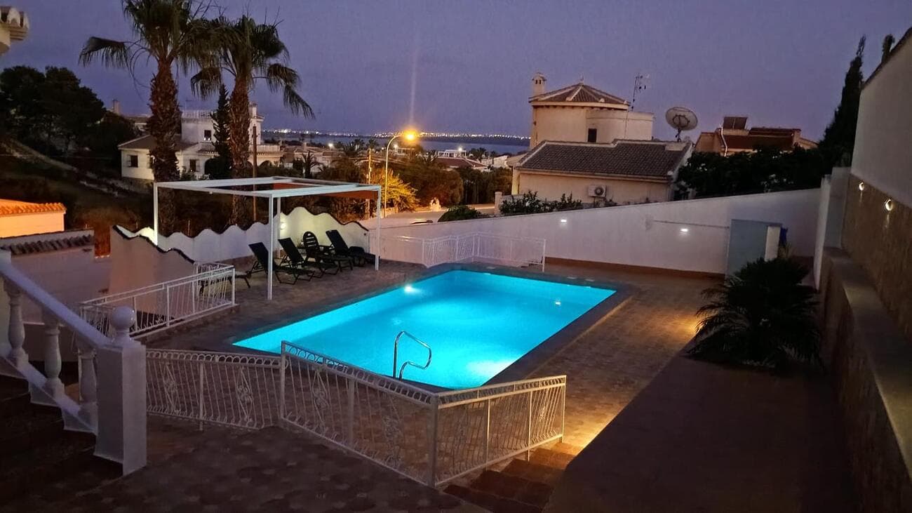 Vrijstaande Villa met 4 slaapkamers in Ciudad Quesada - 2