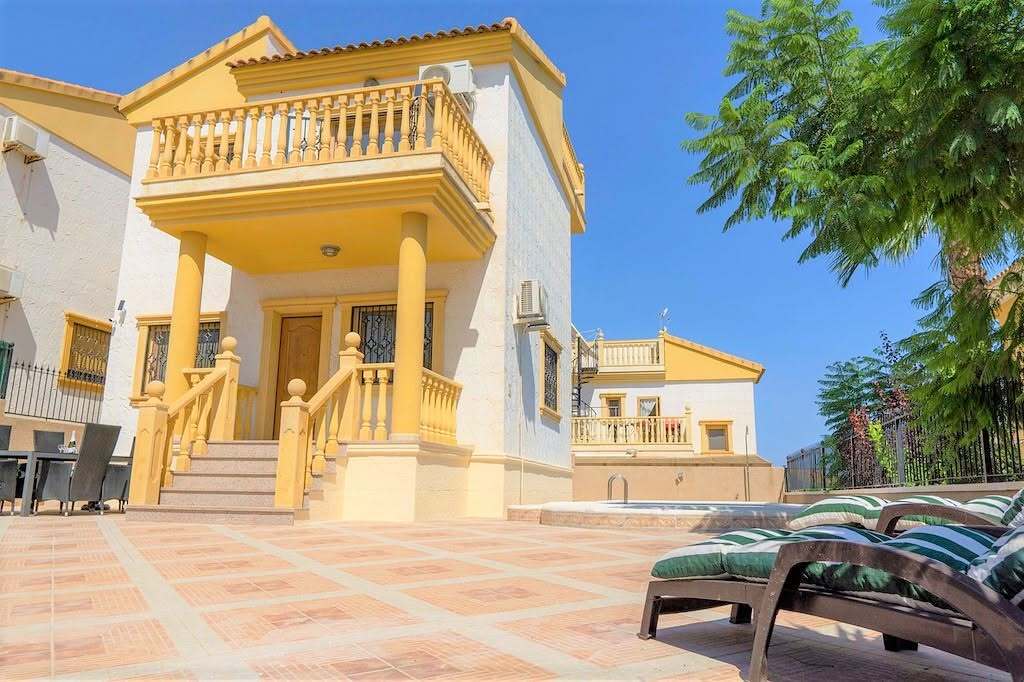 Villa - Chalet de 3 dormitorios en Villamartin - 2