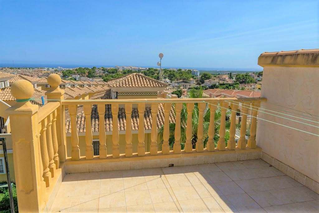 Villa - Chalet de 3 dormitorios en Villamartin - 28