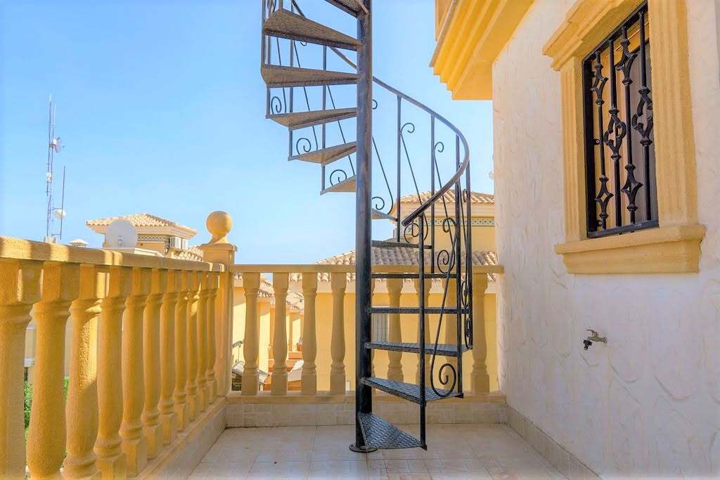 Villa - Chalet de 3 dormitorios en Villamartin - 29