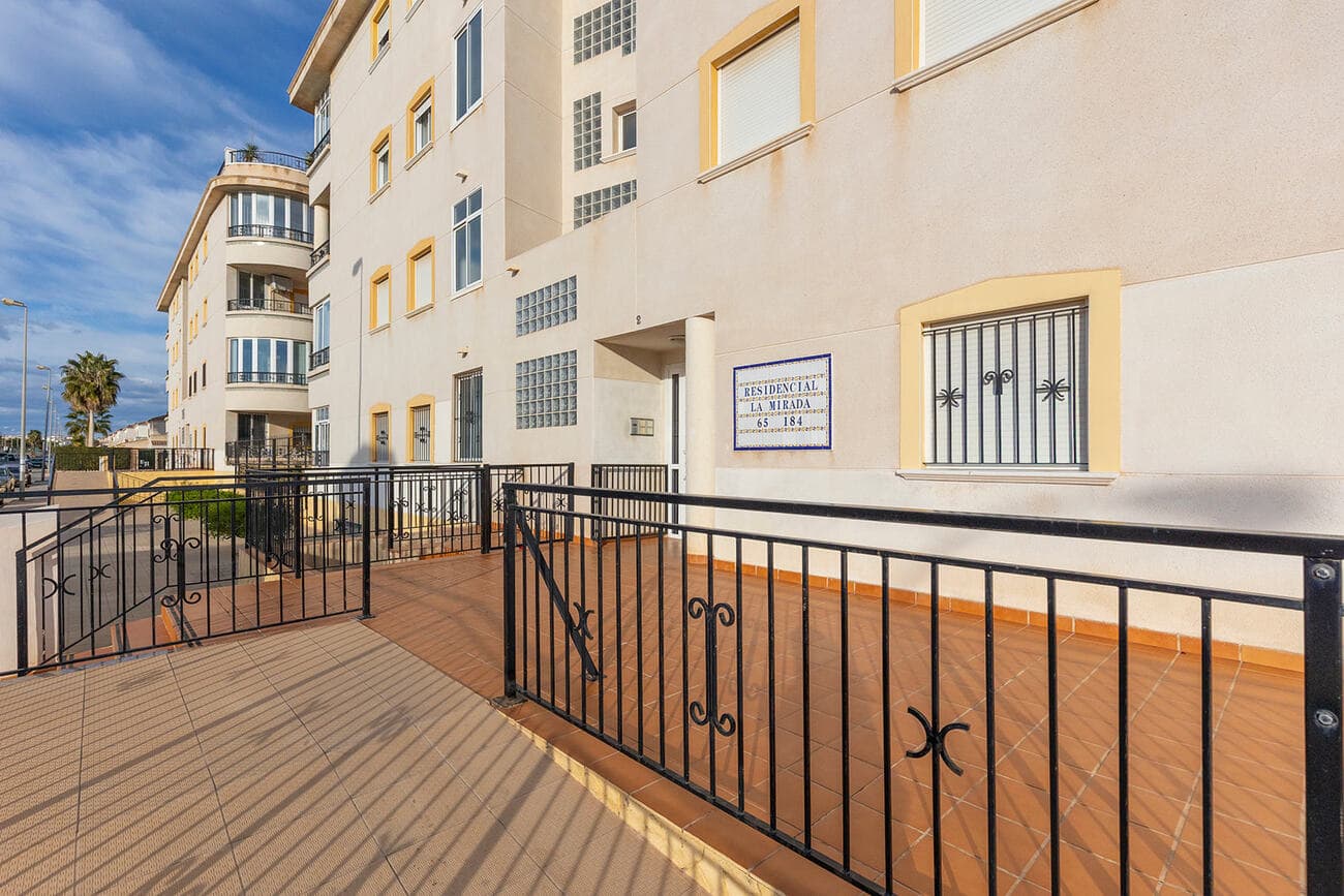 2 bed Middle Floor Apartment in Orihuela Costa - 17