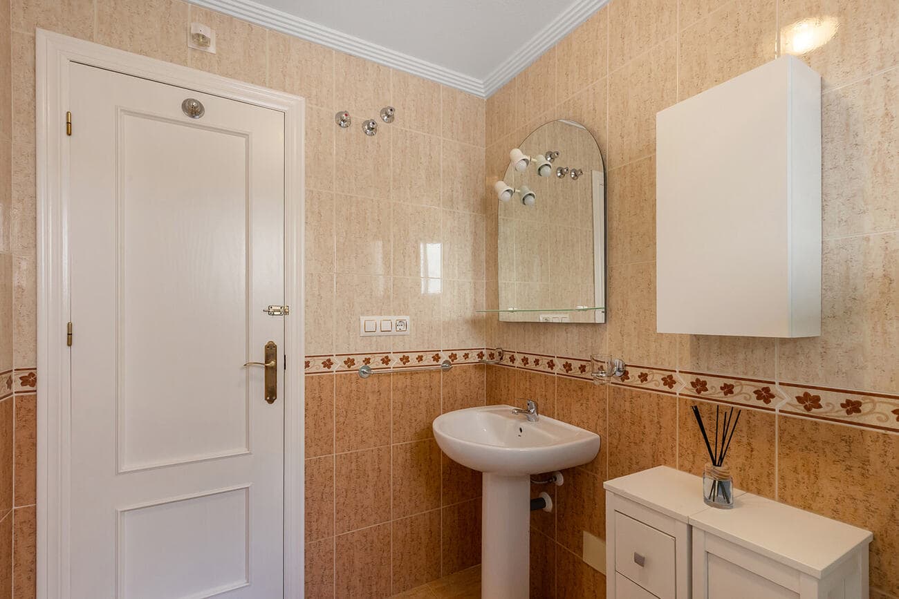 2 bed Middle Floor Apartment in Orihuela Costa - 7