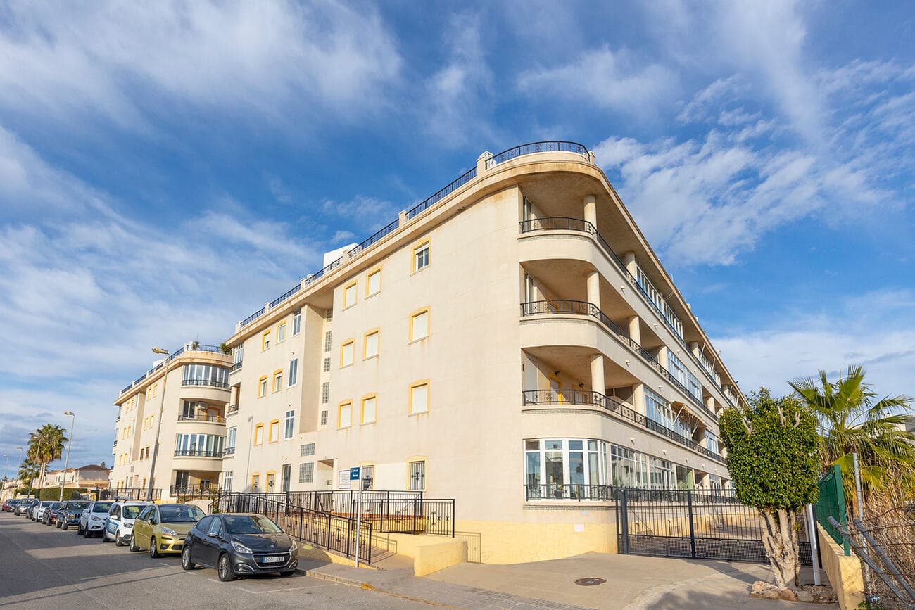 2 bed Middle Floor Apartment in Orihuela Costa - 15