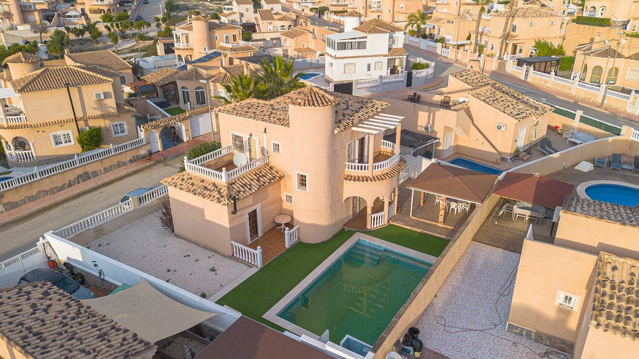 Vrijstaande Villa met 4 slaapkamers in Ciudad Quesada - 2